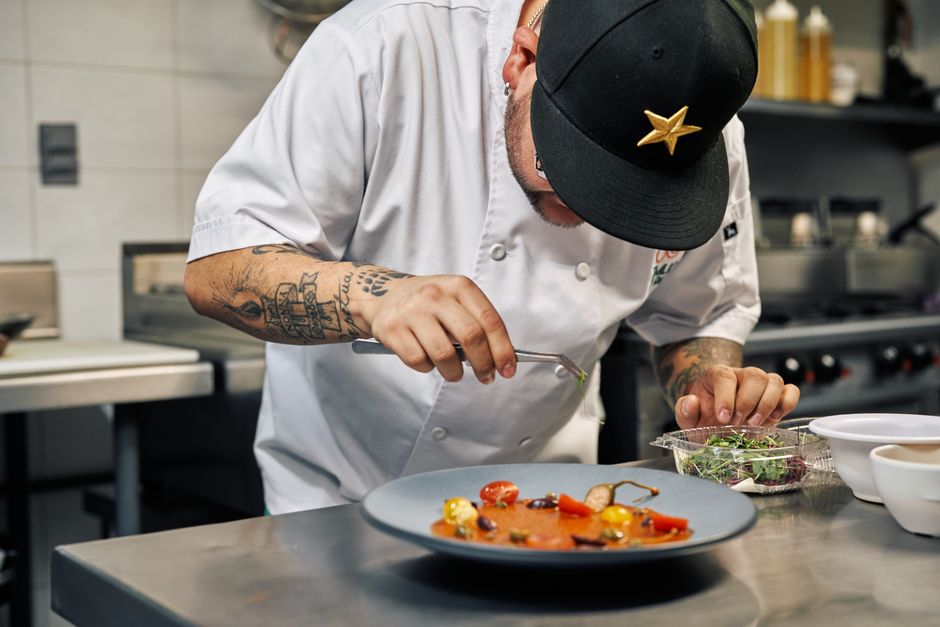 Chef che impiatta con cura
