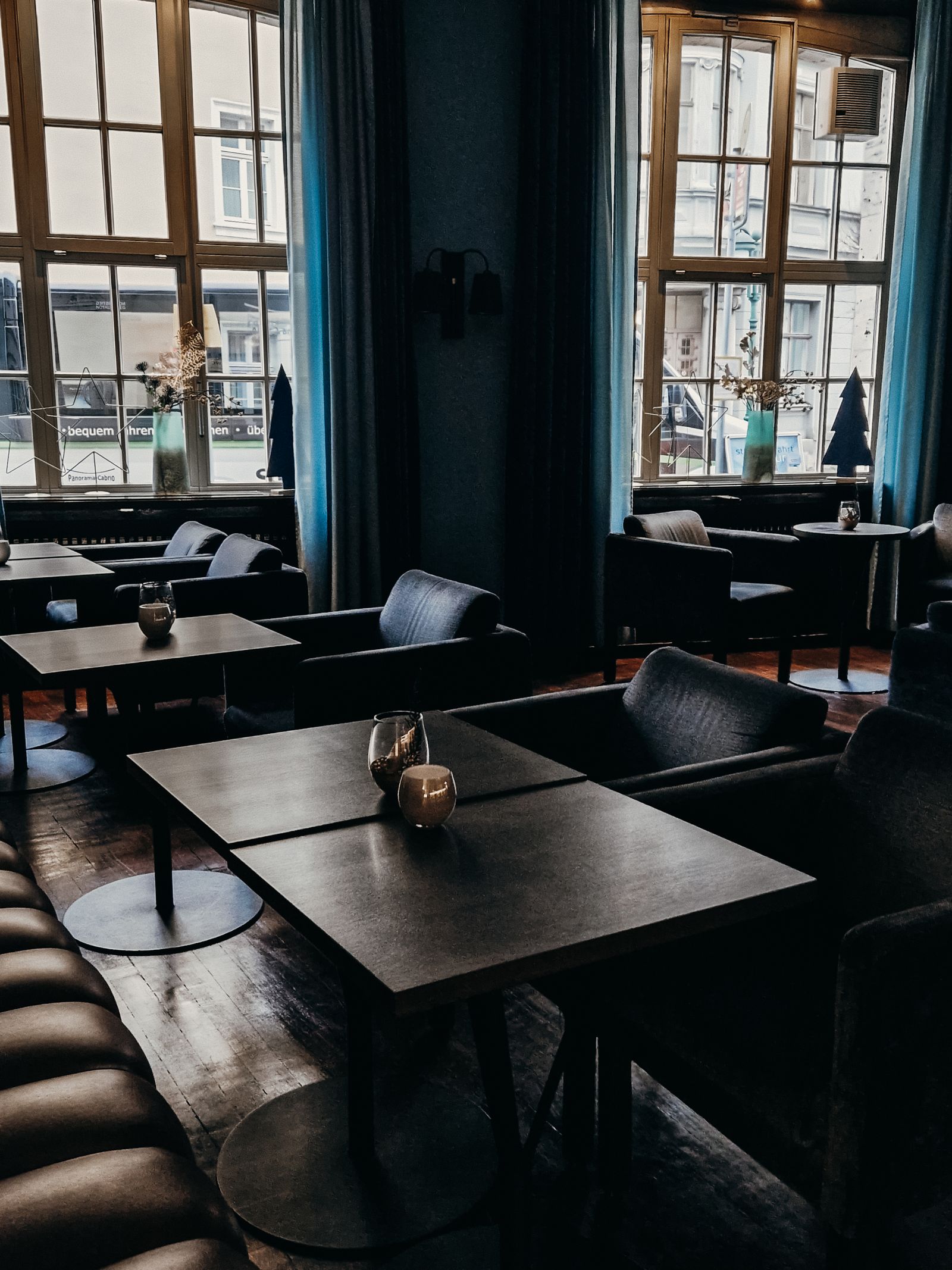Sala di un ristorante moderno in penombra